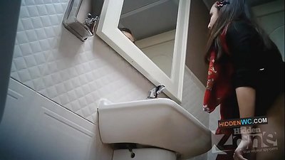 Awọn aworan kamẹra ti o farapamọ ni yara isinmi awọn obinrin (1)