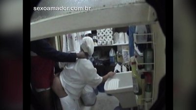 Motoboy ni ibalopọ pẹlu iyaafin mimọ ni ile ounjẹ laarin awọn ifijiṣẹ
