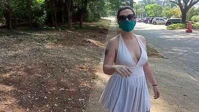 ihoho ti gbogbo eniyan: ọmọbirin kan lati Russia gbiyanju lati mu aṣọ rẹ kuro ni awọn opopona ti Rio de Janeiro. Ó fẹ́rẹ̀ẹ́ mú un.