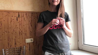 Arakunrin Iranlọwọ Stepsister lati sinmi ṣaaju ki awọn First Ọjọ. Russian Amateur pẹlu Sọrọ