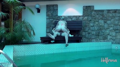Oga pe iranṣẹbinrin si awọn pool, sugbon ko le koju kan gbona