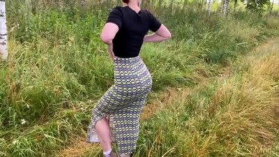 Iyawo fa akukọ ni opopona ati pe o ni ibalopọ pẹlu ipari lori kẹtẹkẹtẹ rẹ. CleoModel onihoho Russian
